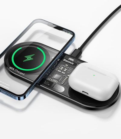 Chargeur sans fil Baseus Qi, montrant un smartphone et des écouteurs AirPods en cours de chargement, avec un indicateur de charge à l'écran.
