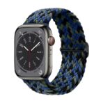 Bracelet en nylon tressé pour Apple Watch, avec un motif en bleu, vert et noir, combinant confort et style décontracté pour une utilisation quotidienne.