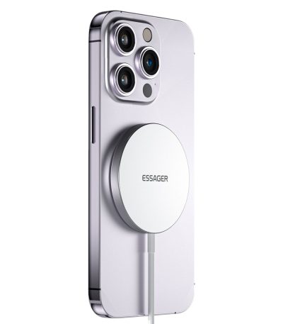 Chargeur MagSafe de 15W Essager, fixé à l'arrière d'un iPhone, montrant le design circulaire et le câble connecté.