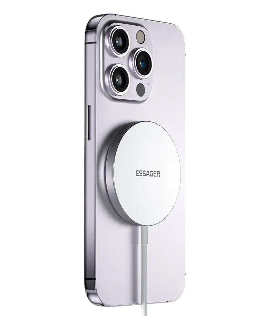 Chargeur MagSafe de 15W Essager, fixé à l'arrière d'un iPhone, montrant le design circulaire et le câble connecté.