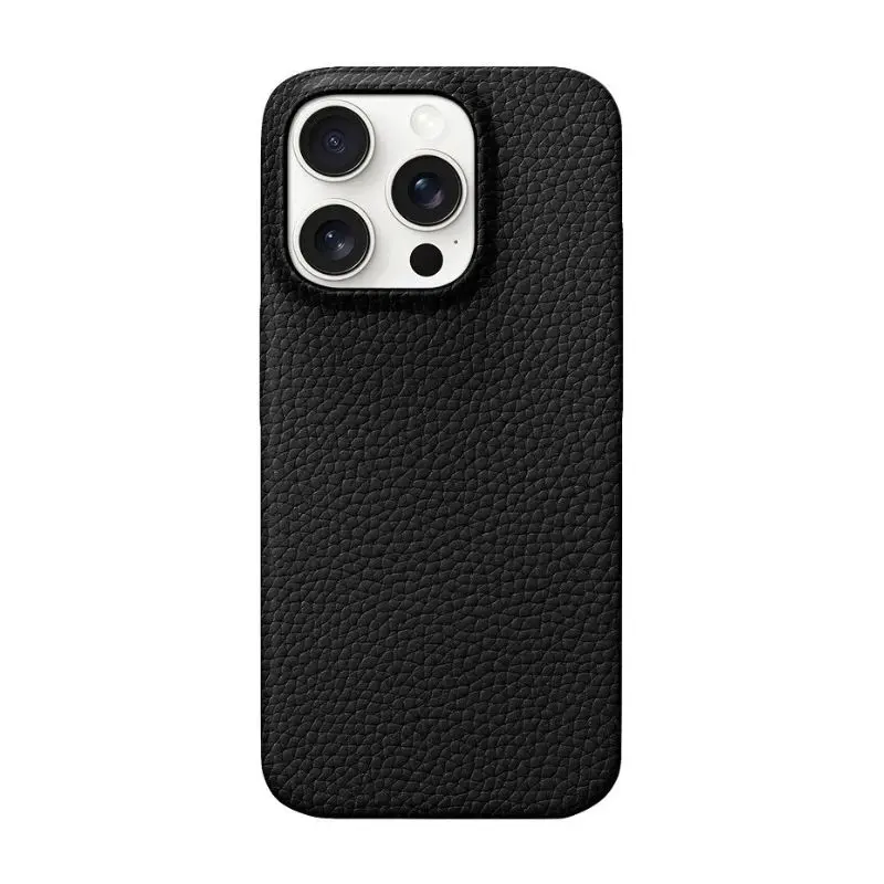 Coque en cuir noire pour iPhone, montrant la partie arrière texturée et les découpes pour les caméras.