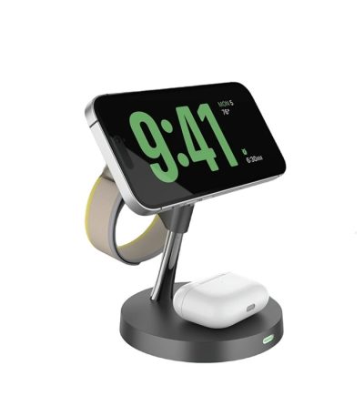 Support de charge sans fil avec un smartphone affichant l'heure, et des écouteurs sans fil sur la base.