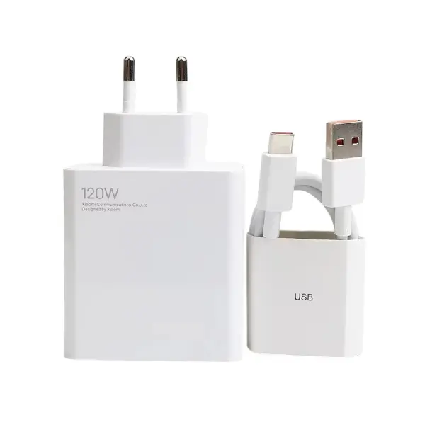 Chargeur Xiaomi de 120W avec deux ports (USB-C et USB), accompagné d'un câble USB, affichant un design épuré et moderne.
