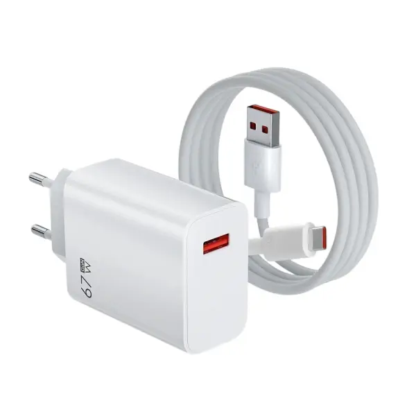 Chargeur Xiaomi de 67W avec un port USB-A, accompagné d'un câble USB-C, montrant un design compact et moderne.