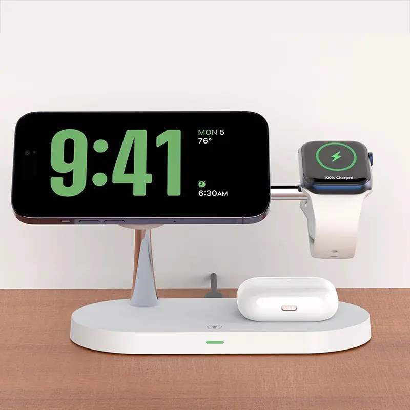 Timess - Station de charge sans fil 3 en 1 en utilisation, montrant un smartphone, une montre connectée et des écouteurs, avec une interface d'affichage numérique affichant l'heure et l'état de charge.