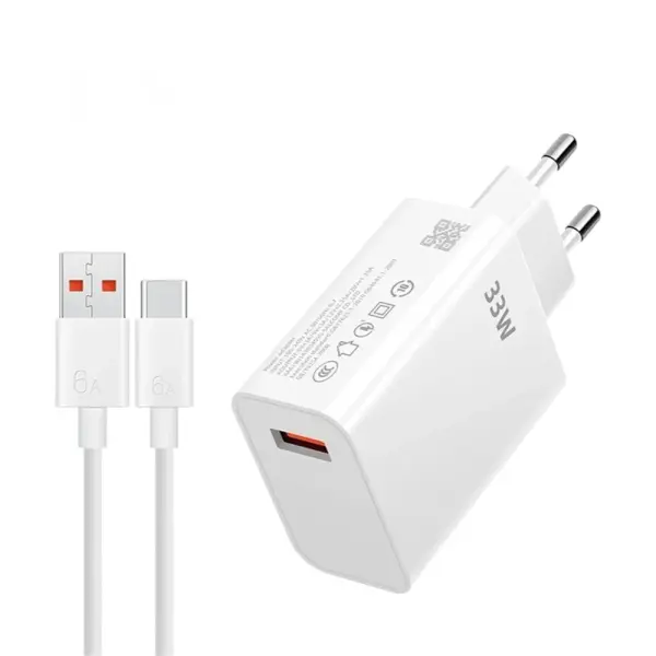 Chargeur Xiaomi de 33W avec un port USB-A, accompagné d'un câble USB-C, mettant en avant un design moderne et des spécifications techniques.