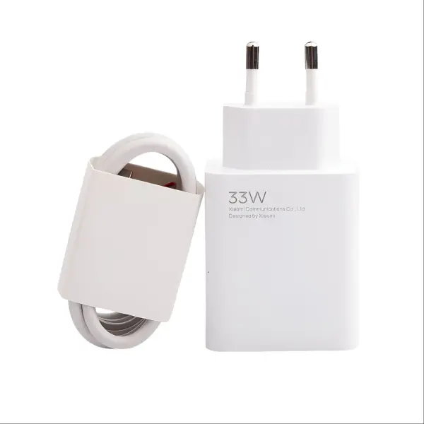 Chargeur Xiaomi de 33W avec un câble USB-C enroulé, montrant un design épuré et les informations de la marque.