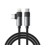 Image d'un câble de marque Essager, présentant un connecteur Lightning et un connecteur USB-C. Le câble est en nylon tressé de couleur noire, avec des connecteurs angulaires. L'accent est mis sur la texture et le design des connecteurs.