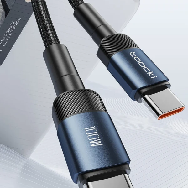 Image d'un câble USB de marque Toocki, présentant des connecteurs USB-C. Le câble est en nylon tressé et de couleur bleue. Les connecteurs sont connectés à un appareil, mettant en avant la capacité de 100W indiquée sur le câble.