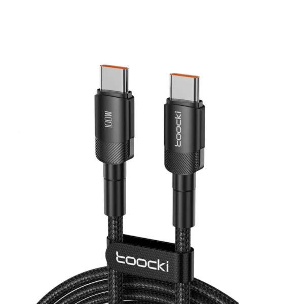 Image d'un câble USB de marque Toocki, montrant des connecteurs USB-C à chaque extrémité, avec un design en nylon tressé et une étiquette indiquant une capacité de 100W.